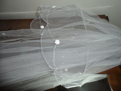 VOILE DE MARIEE 3M AVEC BRODERIES ET PERLES 55 Apt (84)