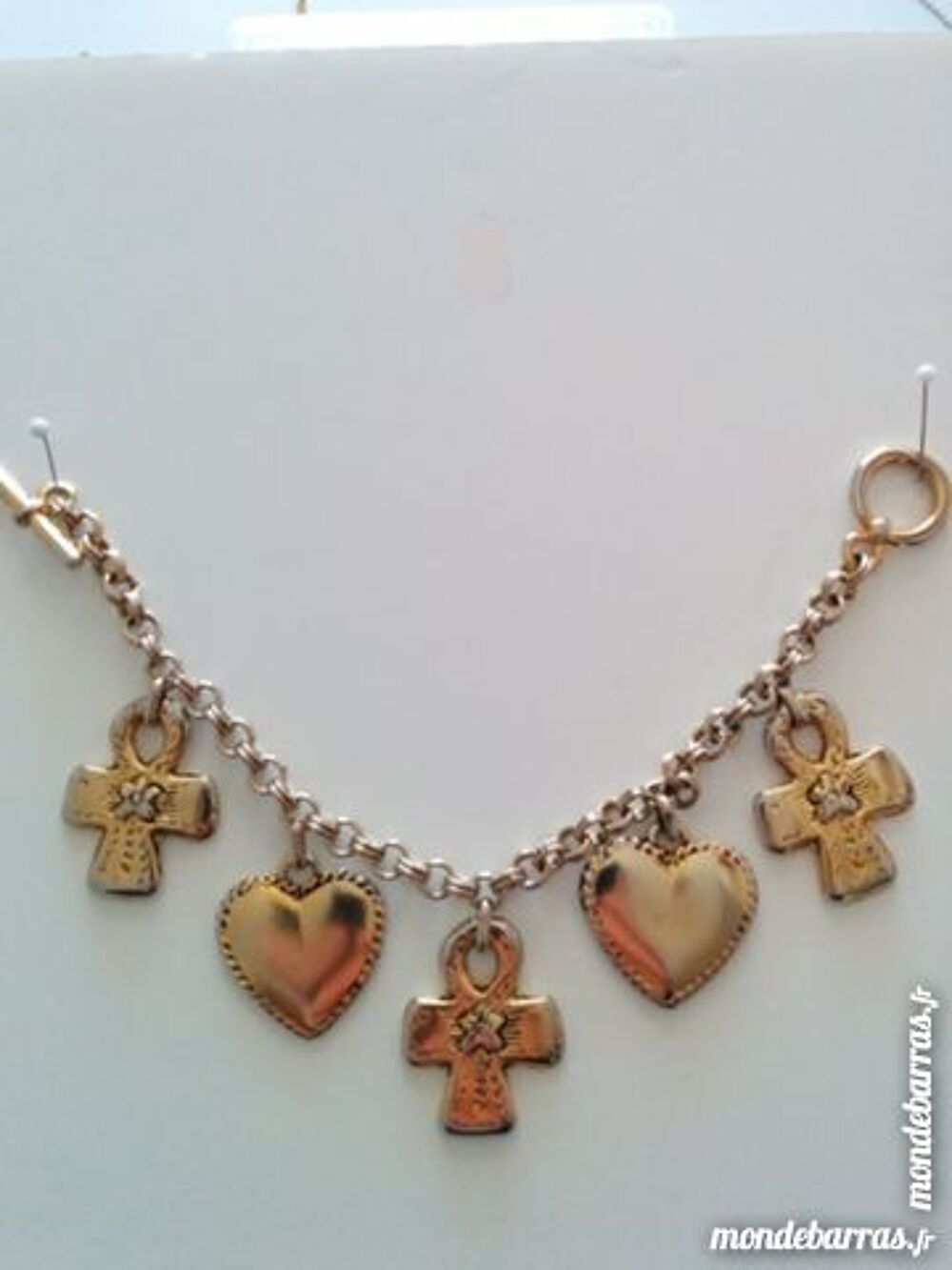 Bracelet fantaisie : coeurs et croix Bijoux et montres