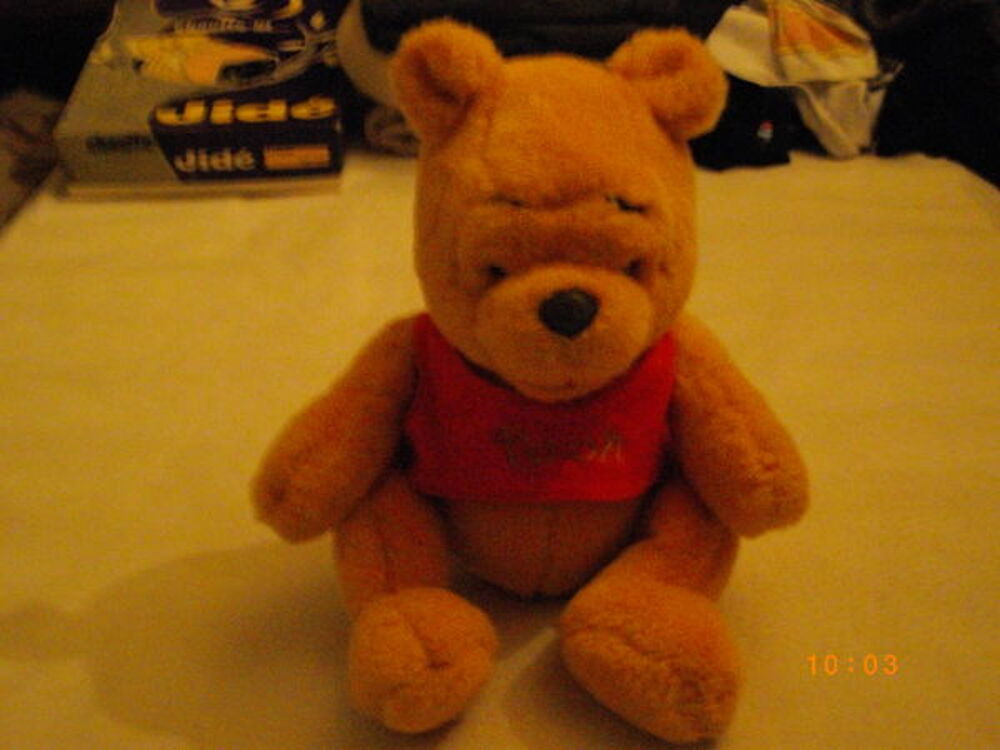 jolie peluche WINNIE L'OURSON avec son habit, comme neuve Jeux / jouets