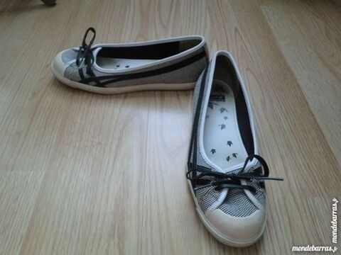 Paire de ballerines plates  ASICS 30 Chelles (77)