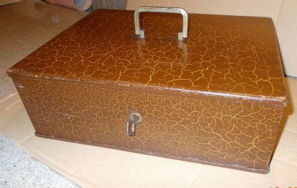 Coffre ancien portable 