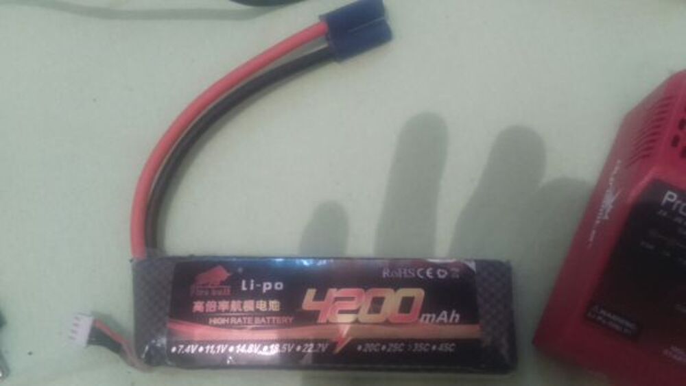 batterie Li-po 11.1V 4200 Mah +chargeur 2s et 3s Jeux / jouets