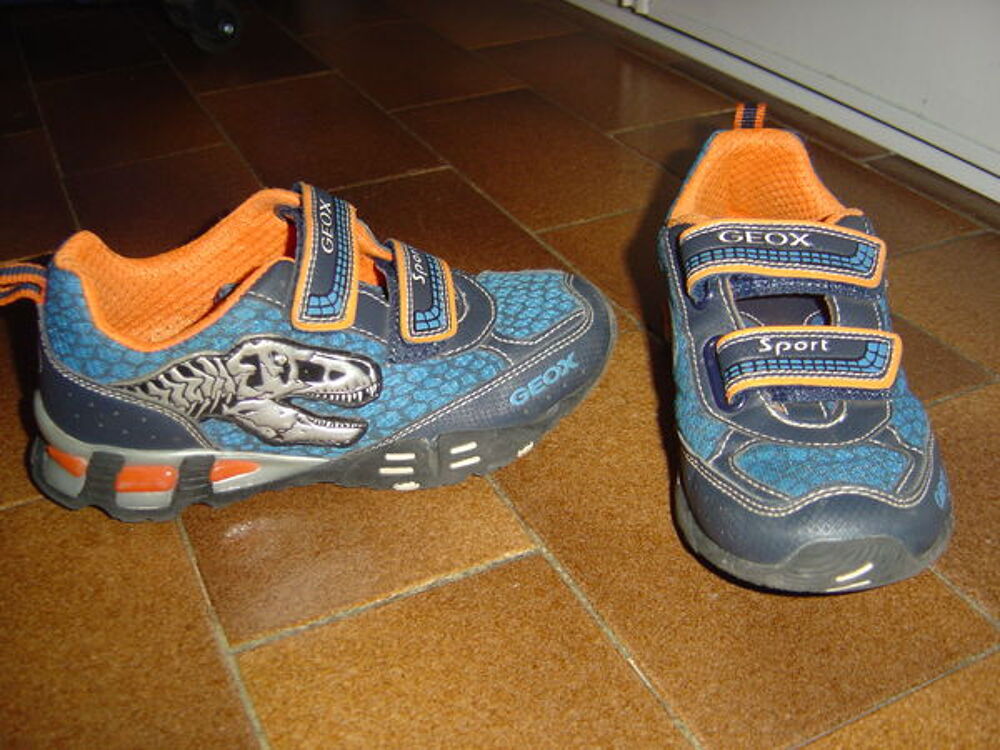 Basket GEOX clignotant Taille 29
Chaussures