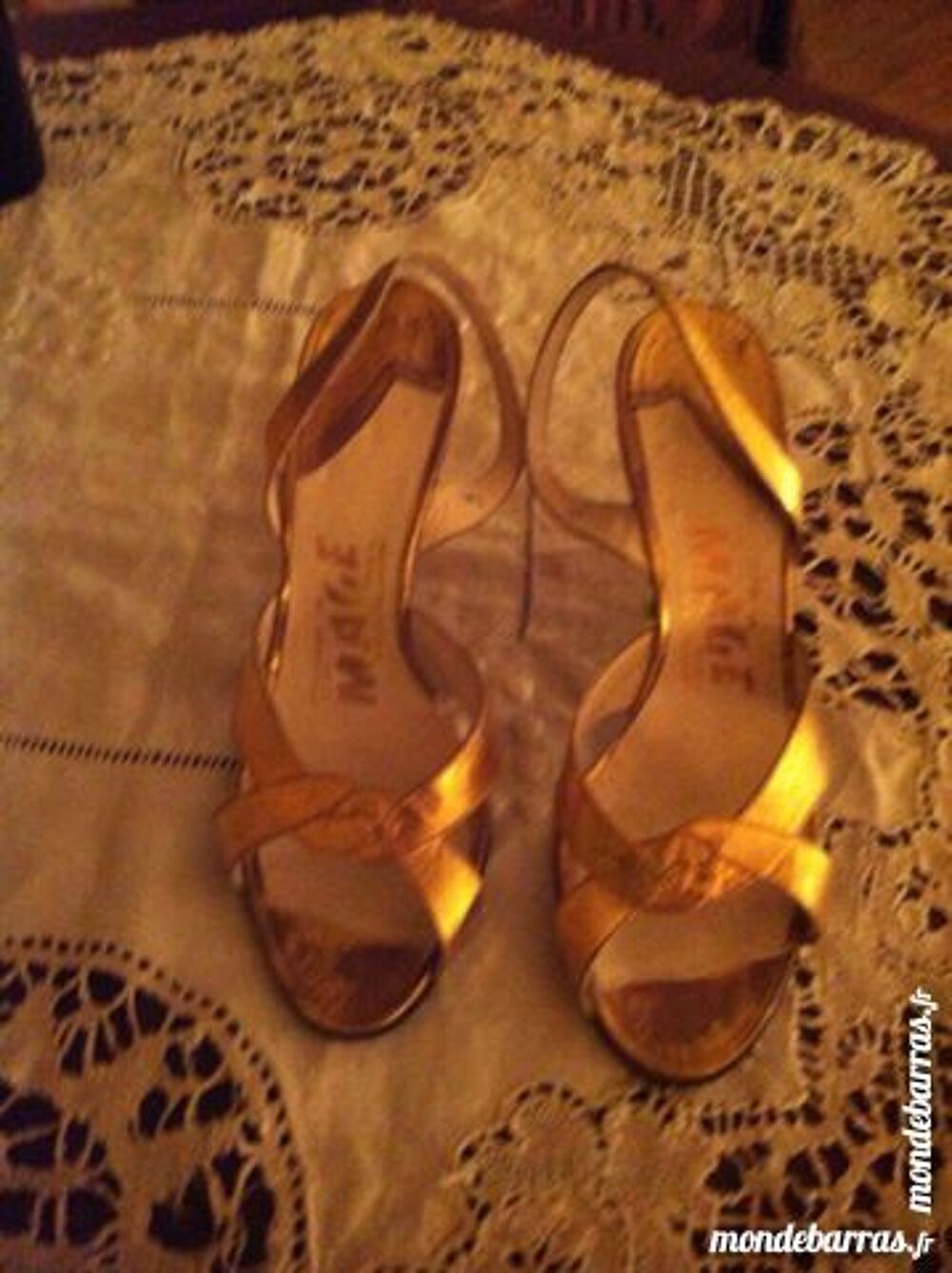 CHAUSSURES FEMMES EN CUIR DORE Chaussures
