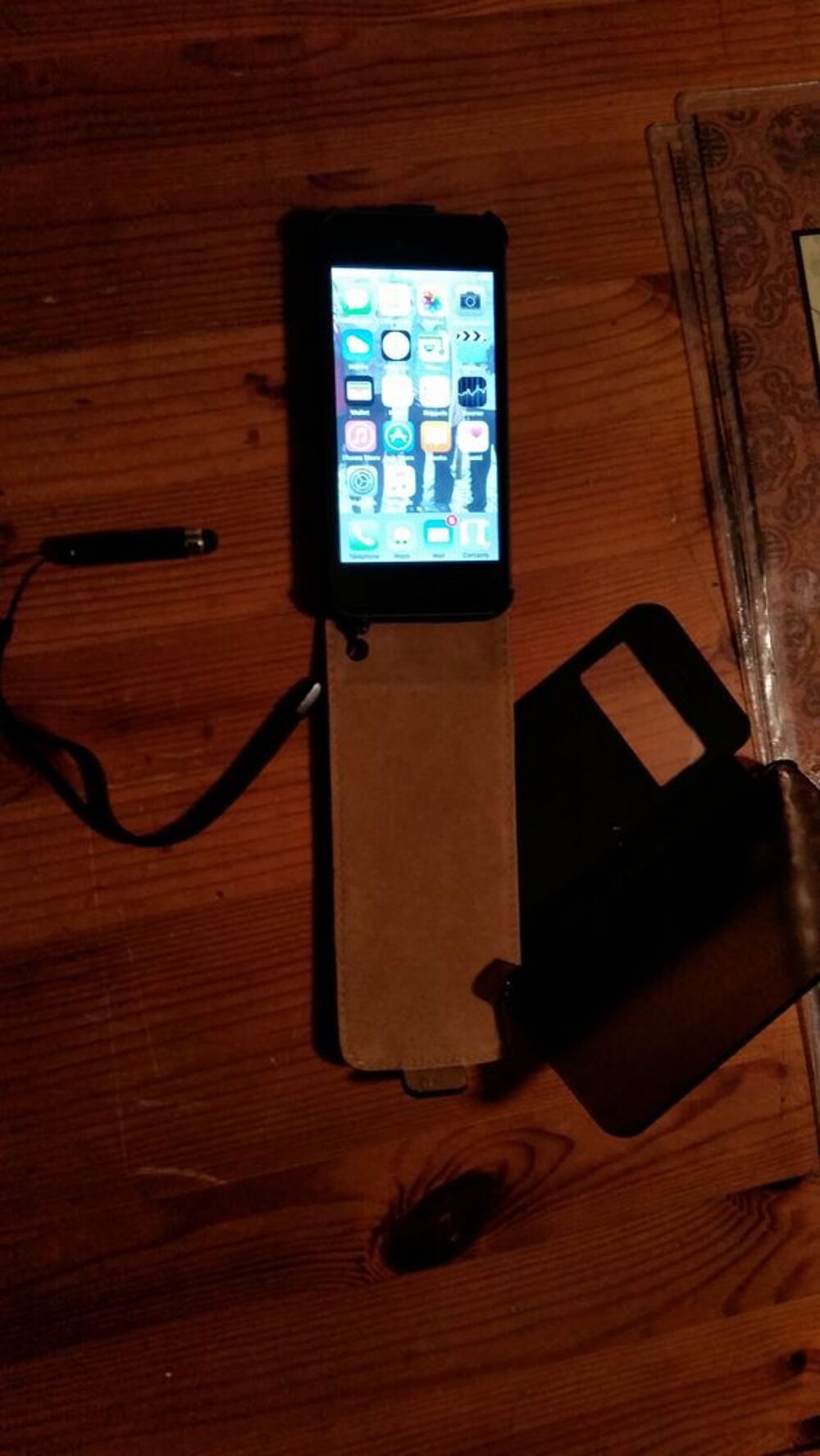 iphone 5 64Go noir + 2 &eacute;tuis diff&eacute;rents Téléphones et tablettes