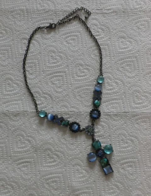 COLLIER VERT ET BLEU AVEC CROIX 10 Attainville (95)