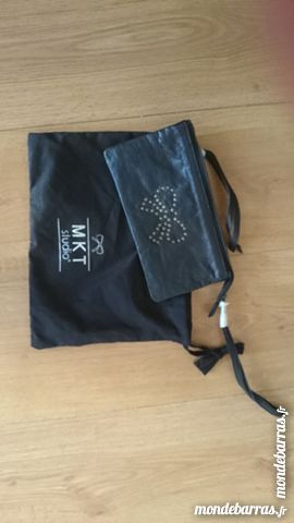 Pochette en cuir noire clout&eacute;e en forme de coeur Maroquinerie