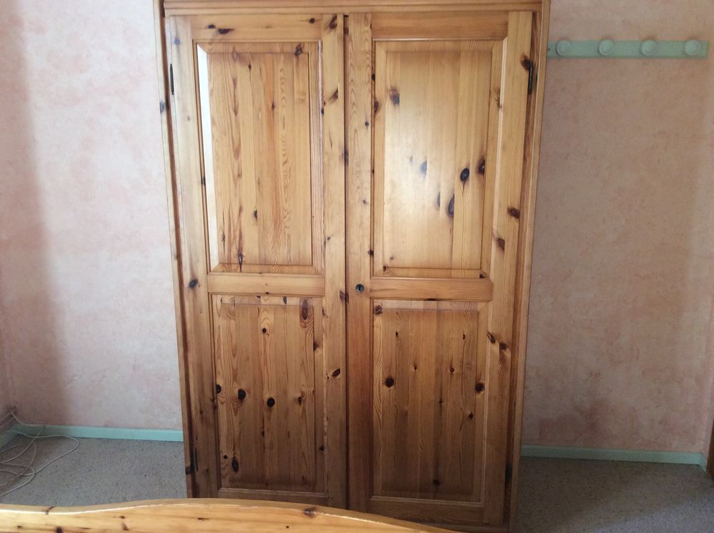 Armoire en pin massif 2 portes Meubles
