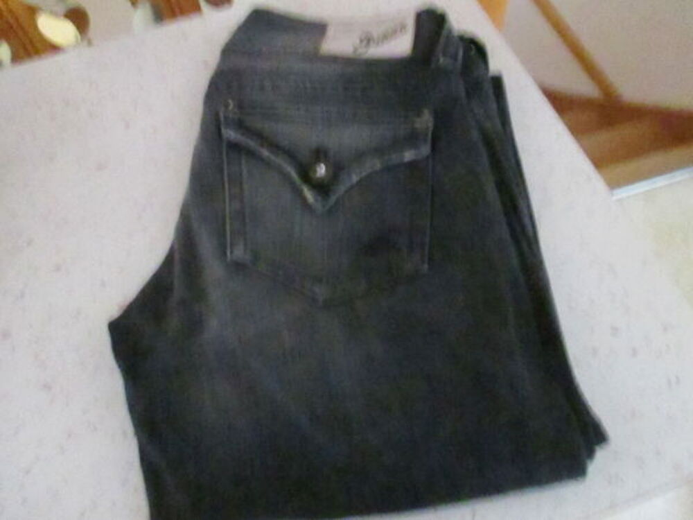 Jean "GUESS" gris fonc&eacute; Taille 40
Vêtements