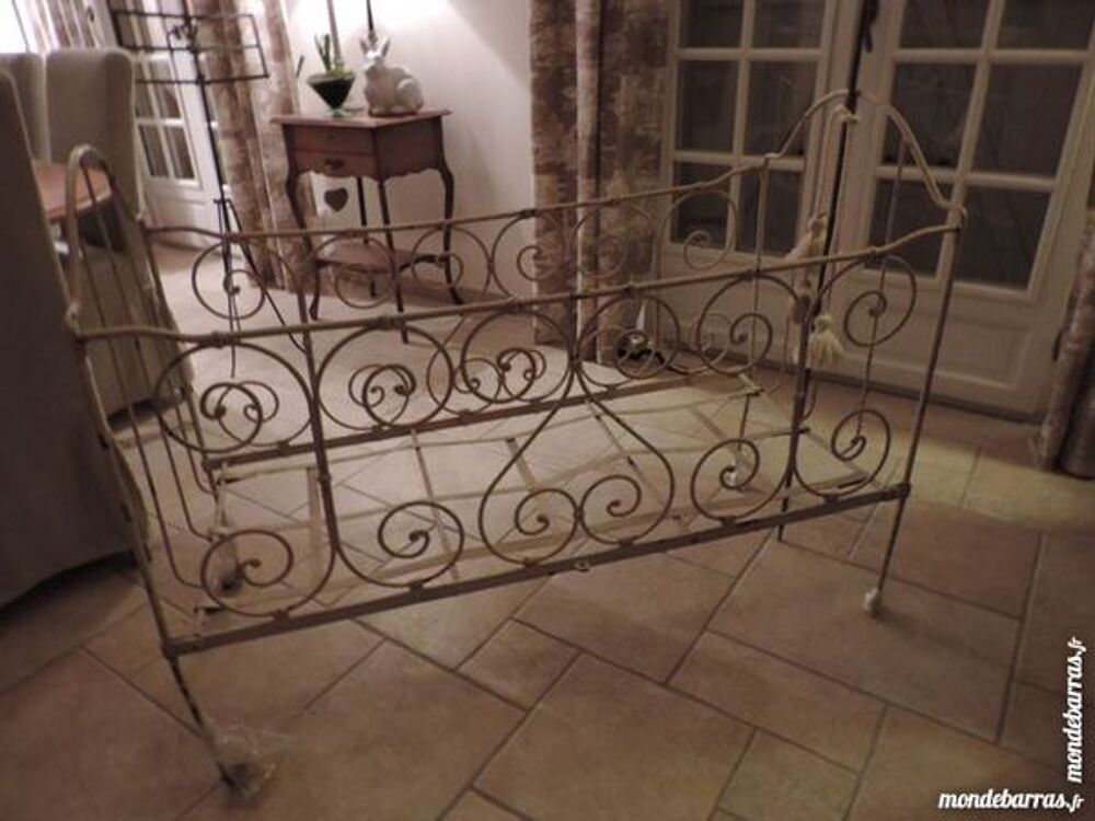 Lit cage pour enfant ancien avec support voilage Décoration