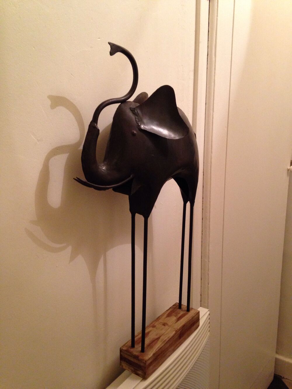 tr&egrave;s bel &eacute;l&eacute;phant d&eacute;coratif fer forg&eacute;, socle bois Décoration