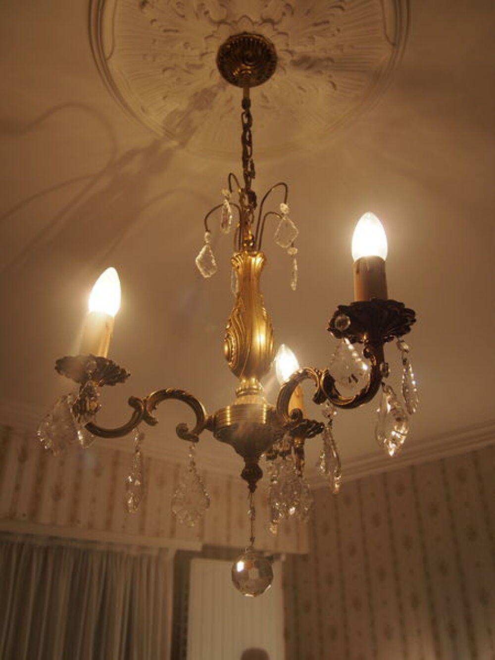 LUSTRE EN BRONZE AVEC PAMPILLES Décoration