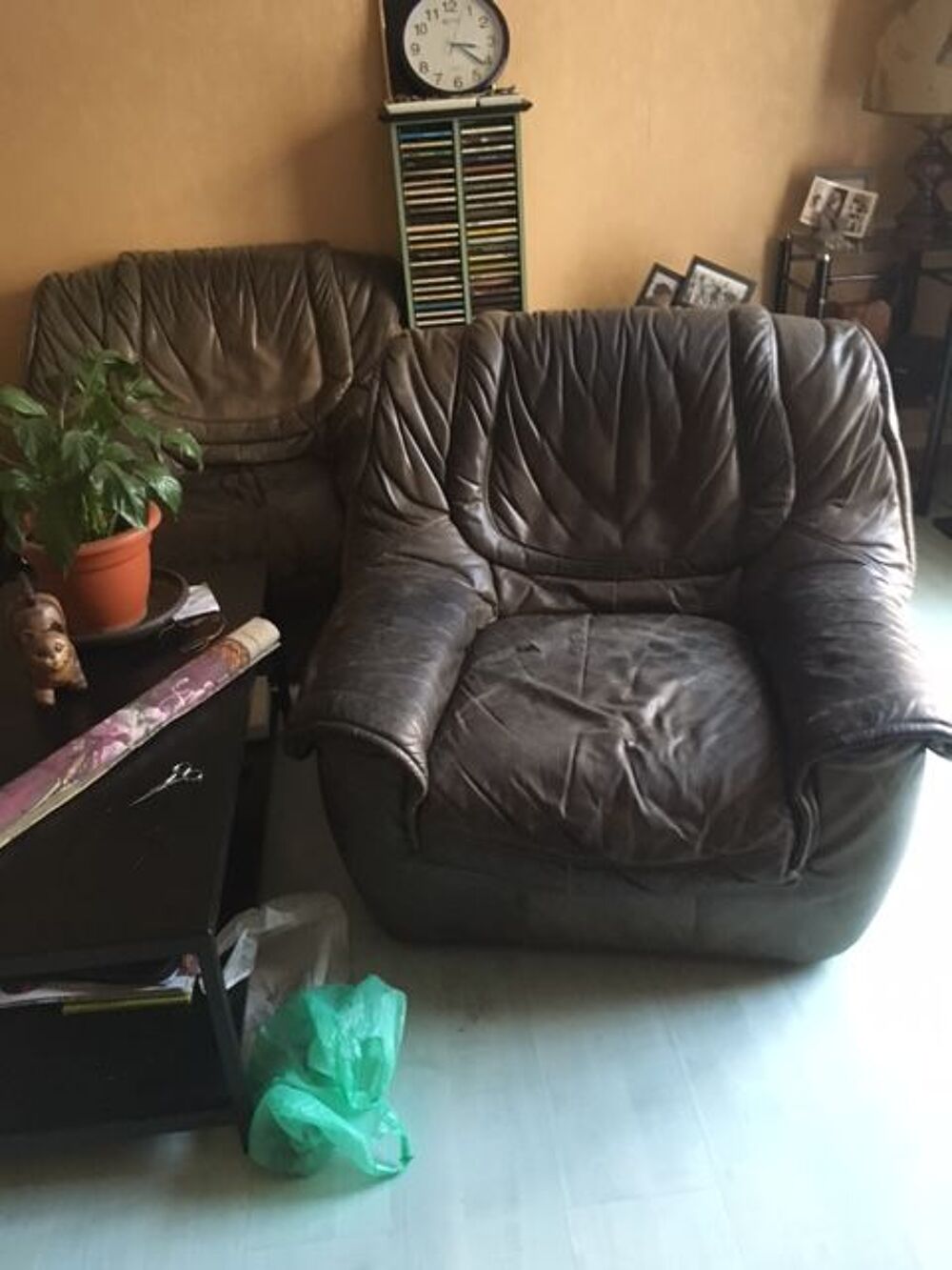 DEUX FAUTEUILS CLUB CUIR GRIS
+ CANAPE 3 PLACES
Meubles