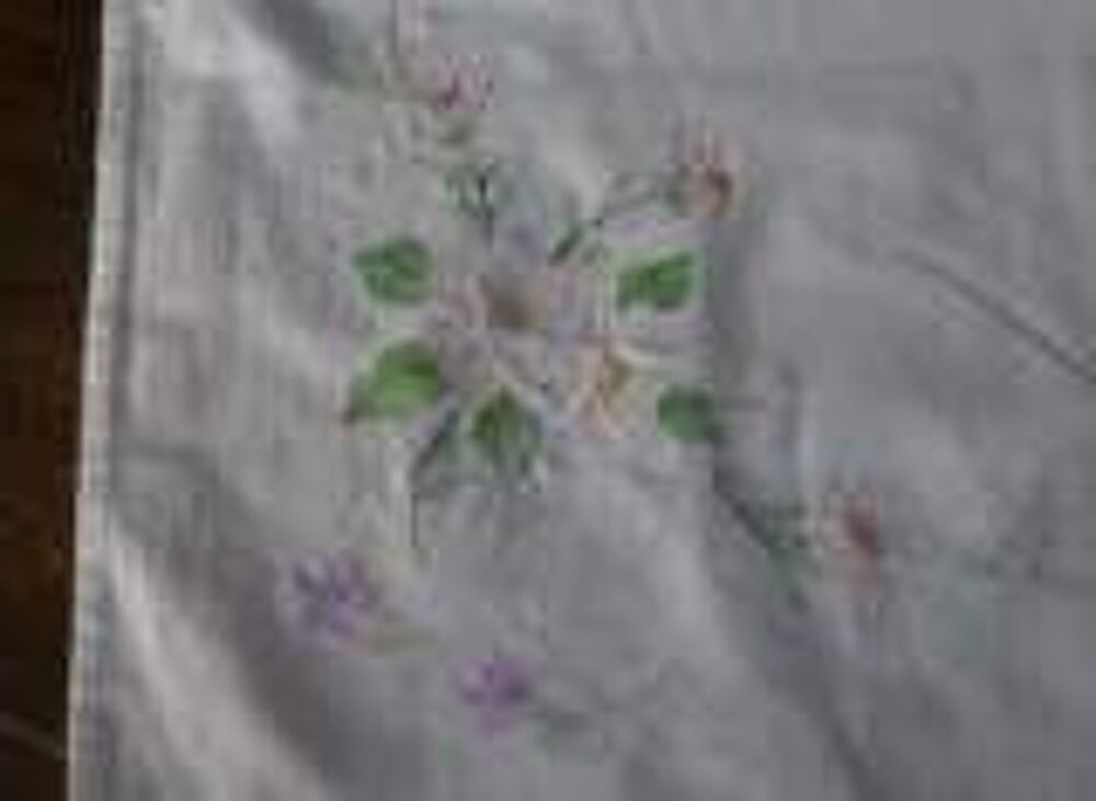 NAPPE blanche avec des fleurs Décoration