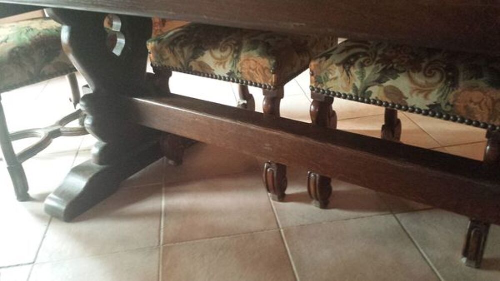 Table monast&egrave;re avec 8 chaises Meubles