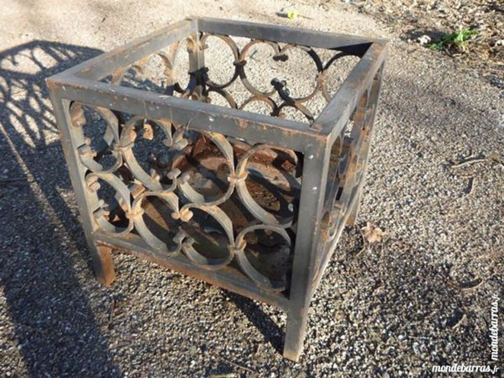 Jardini&egrave;re fer forg&eacute; pour vase Décoration
