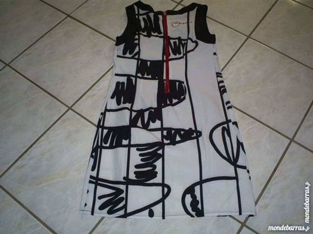 Robe DESIGUAL Taille 38 V�tements