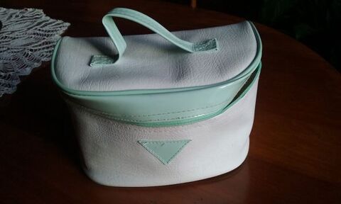 Trousse de toilette verte et blanche 5 L�signy (77)