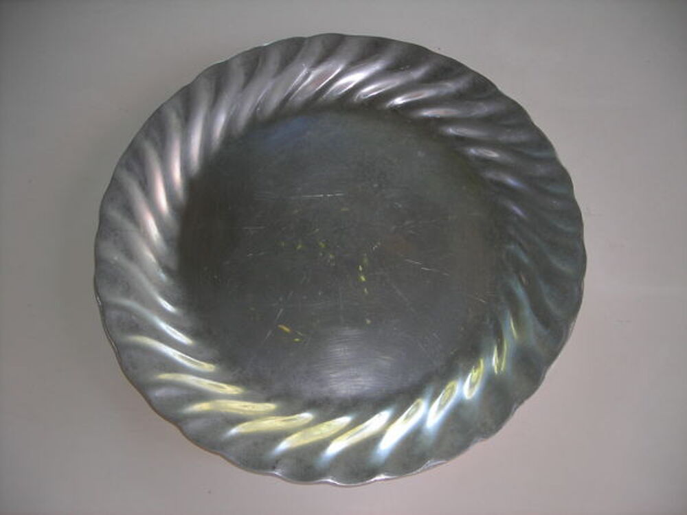 JOLI PLAT ROND DE SERVICE DE TABLE 