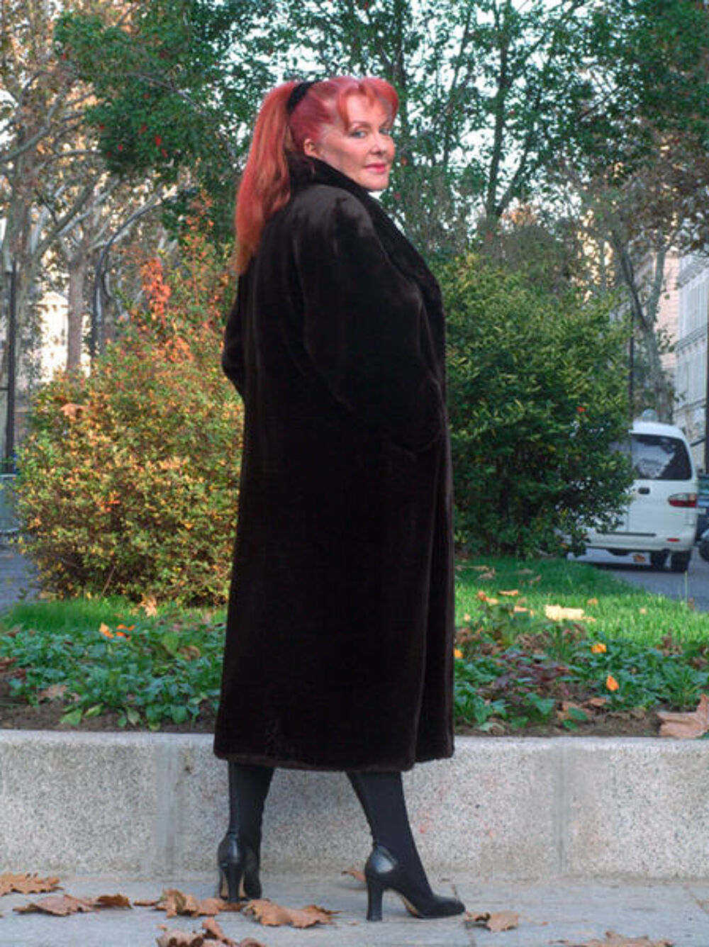 Manteau en fausse fourrure magnifique, brun roux. Vêtements