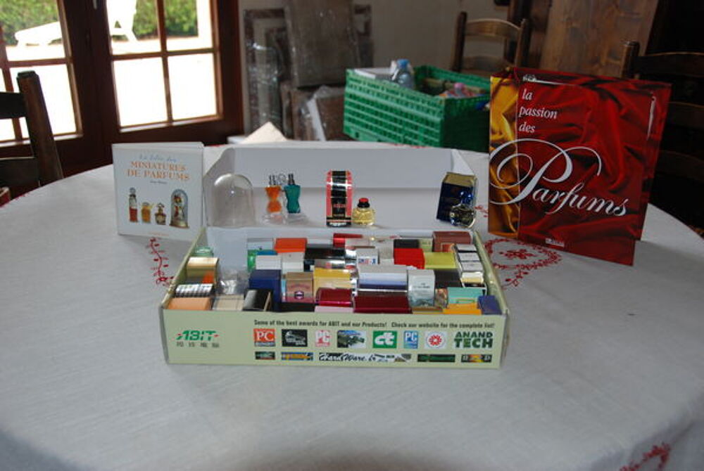 138 miniatures de parfum pleines avec leurs boites 