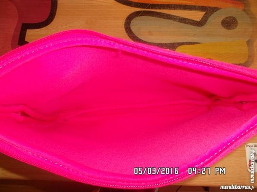 POCHETTE ROSE EN MOUSSE Bijoux et montres