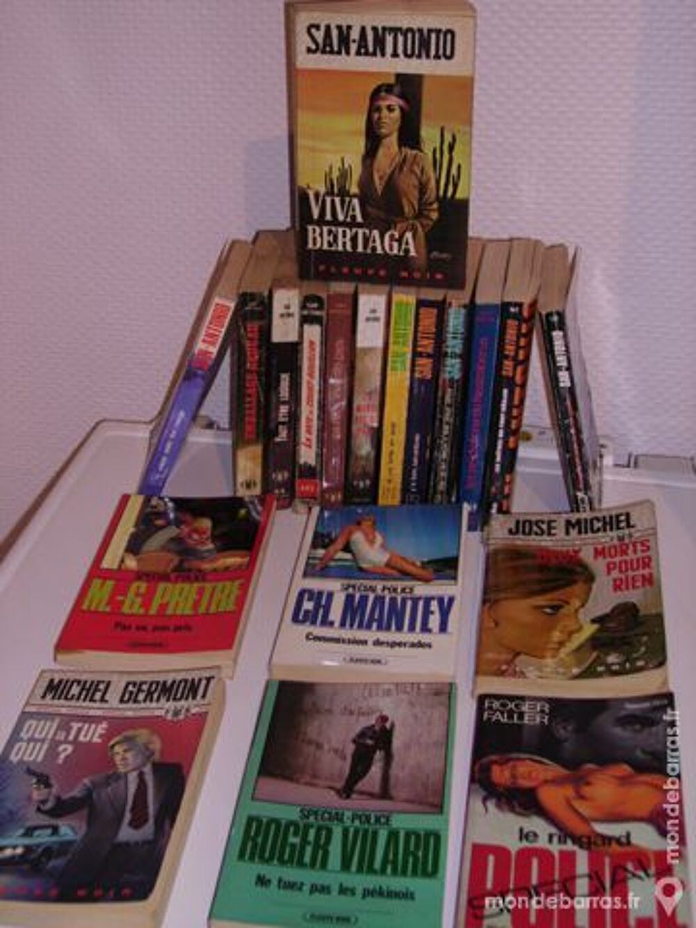 LOT DE 50 ROMANS POLICIER, ESPIONNAGE, AMOUR Livres et BD