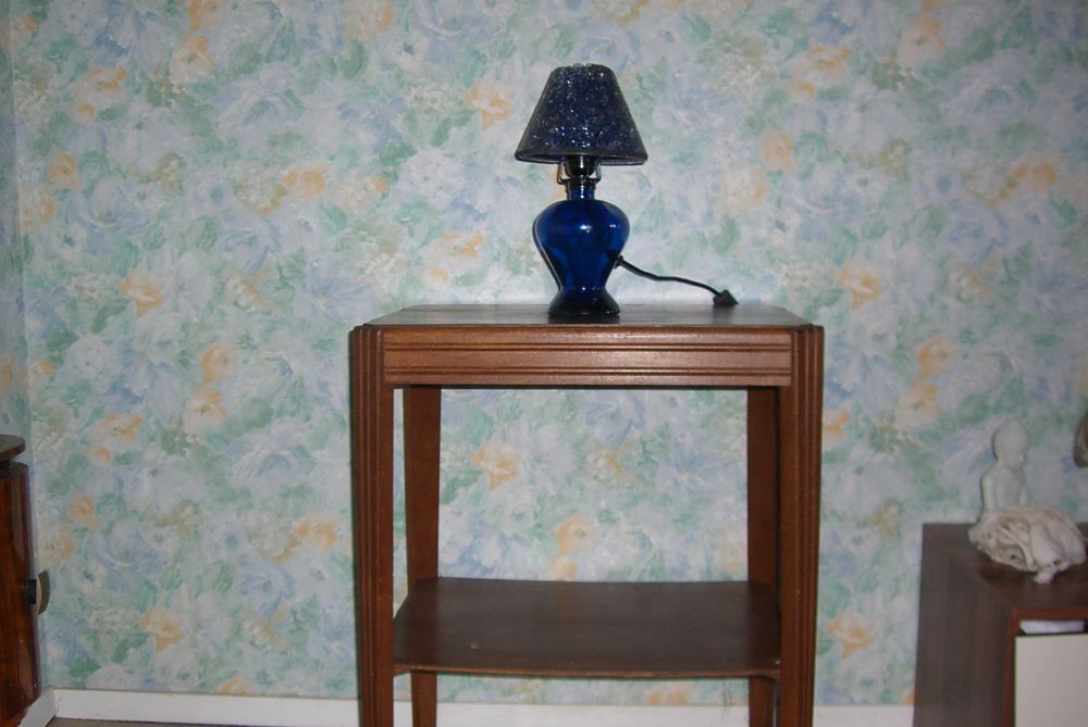 Petite table en noyer Meubles