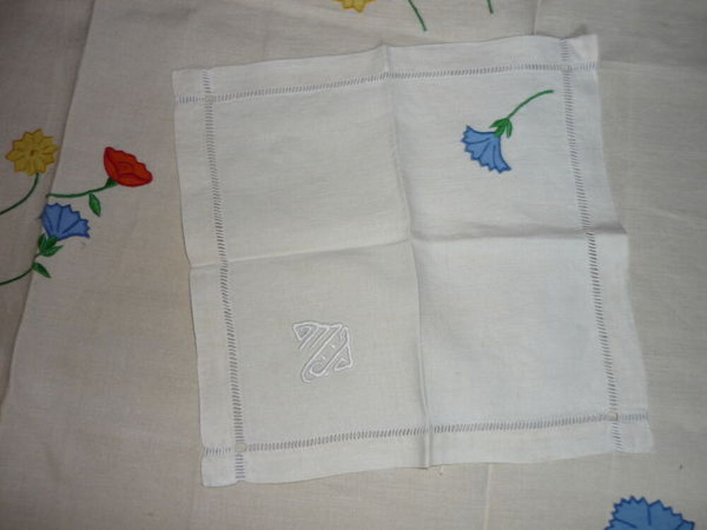 nappe et serviette brod&eacute;es main Décoration