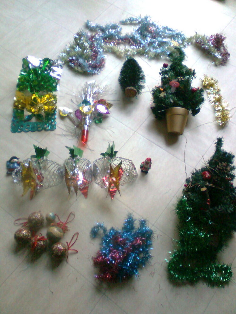 GUIRLANDES ET BOULES MAUVES NOEL - zoe
Décoration