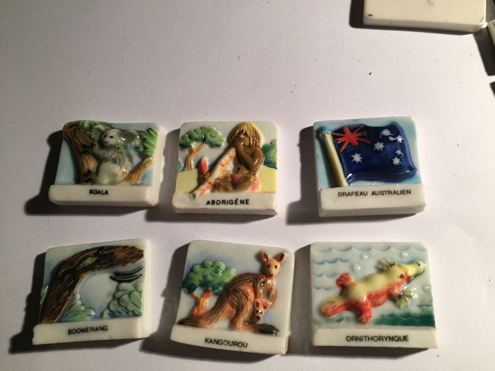 DIVERSES FEVES EN PORCELAINE PLATES 