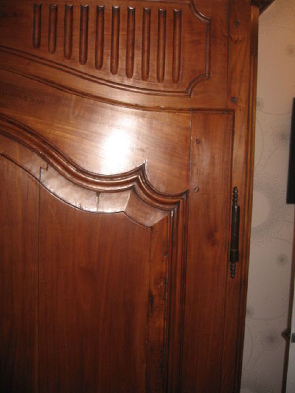Armoire ancienne en bois .Tres BON ETAT avec corniche Meubles