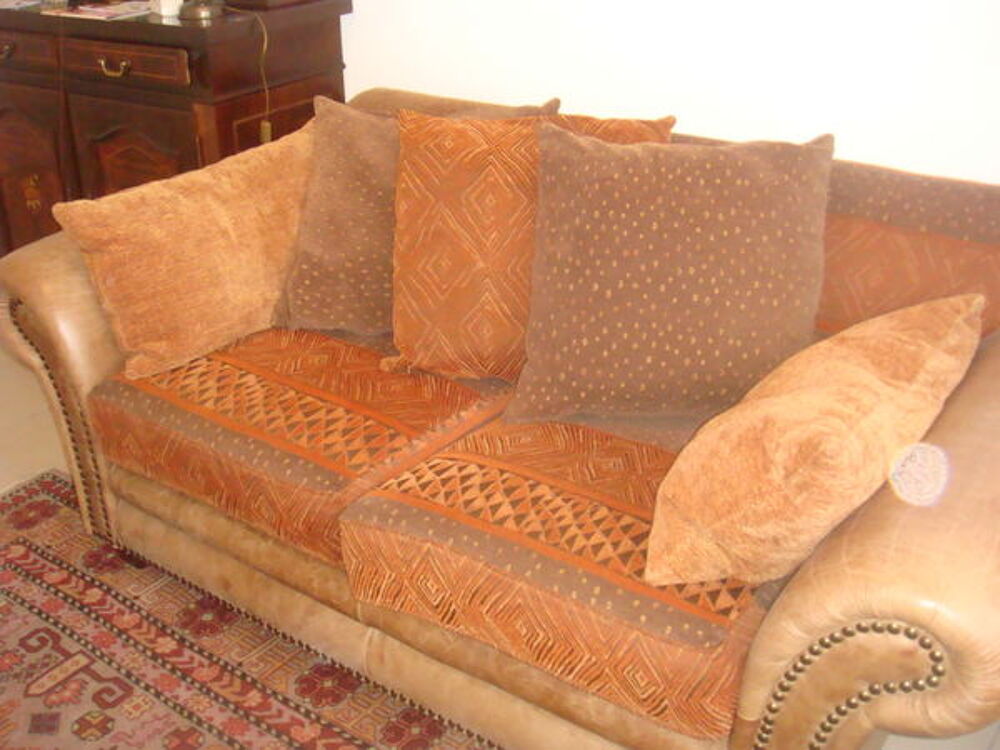 Vends canap&eacute; "Chesterfield". Meubles