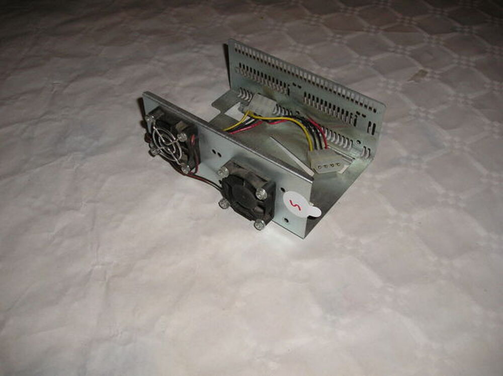 ch&acirc;ssis de disque dur interne ventil&eacute;.
Matériel informatique