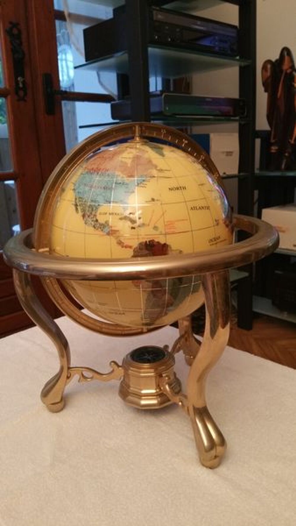 Globe terrestre en pierres semi pr&eacute;cieuses Décoration