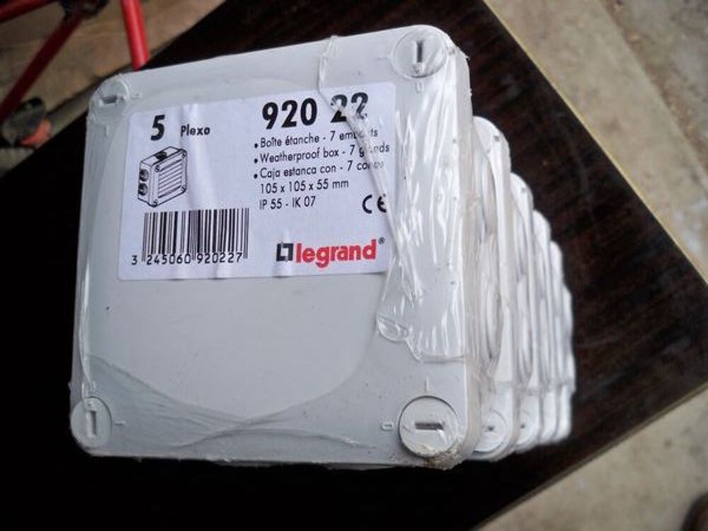Boite de d&eacute;rivation &eacute;tanche legrand r&eacute;f: 920 22 Bricolage