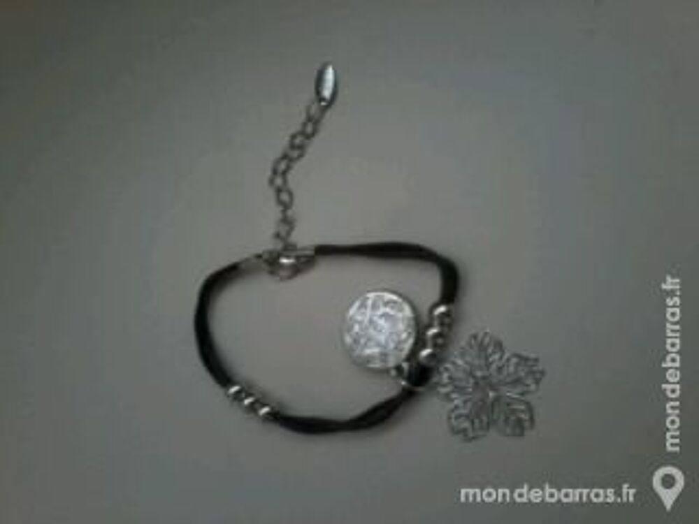 BIJOU FANTAISIE 2 BRACELETS NEUFS motif argent&eacute; Bijoux et montres
