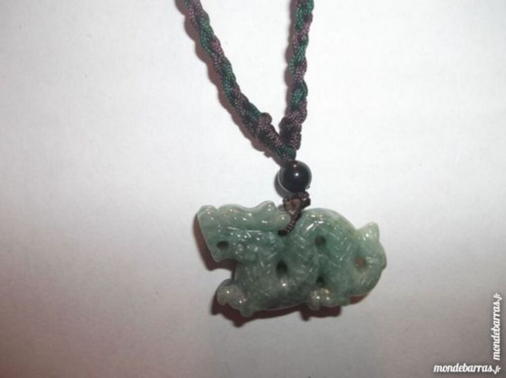 Collier Dragon Chinois sculpt&eacute; (#1) en Jade Bijoux et montres