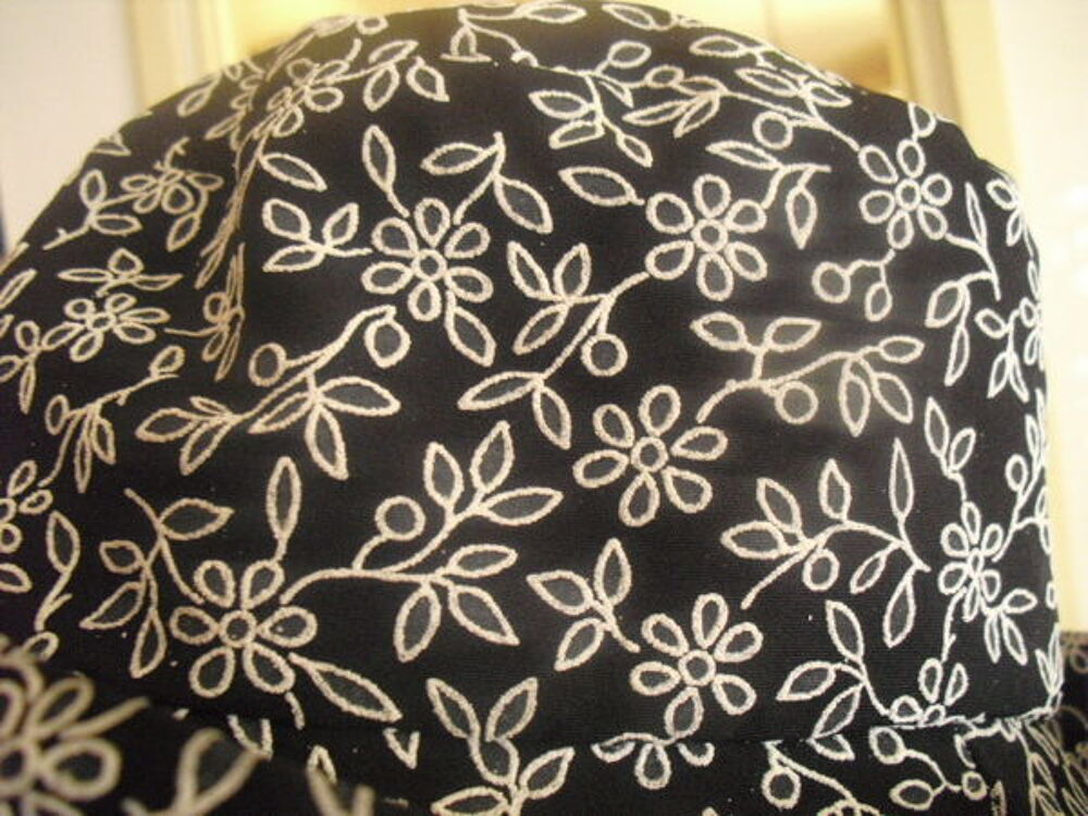 chapeau noir avec fleurs blanches brod&eacute;es Vêtements