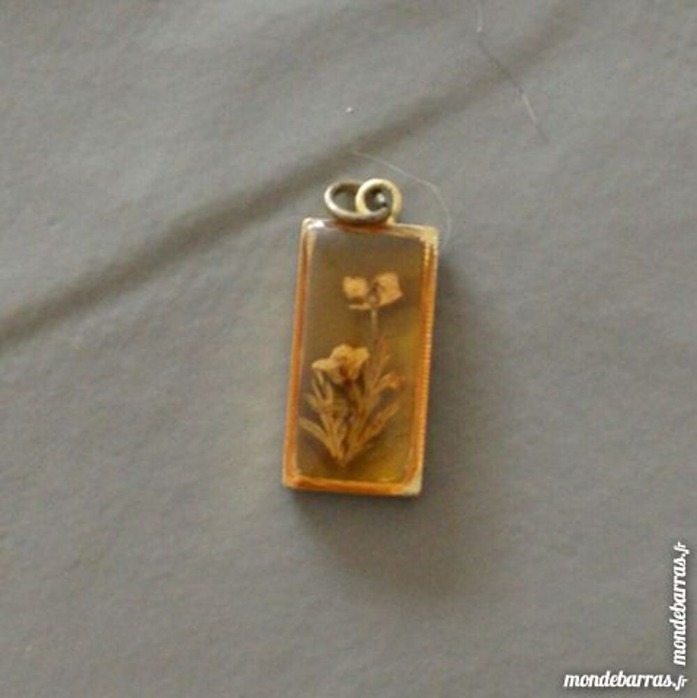 Pendentif dor&eacute;, vraies fleurs incrust&eacute;es Bijoux et montres