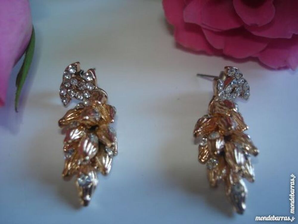 BOUCLES D'OREILLES CHANEL PENDENTES. Bijoux et montres