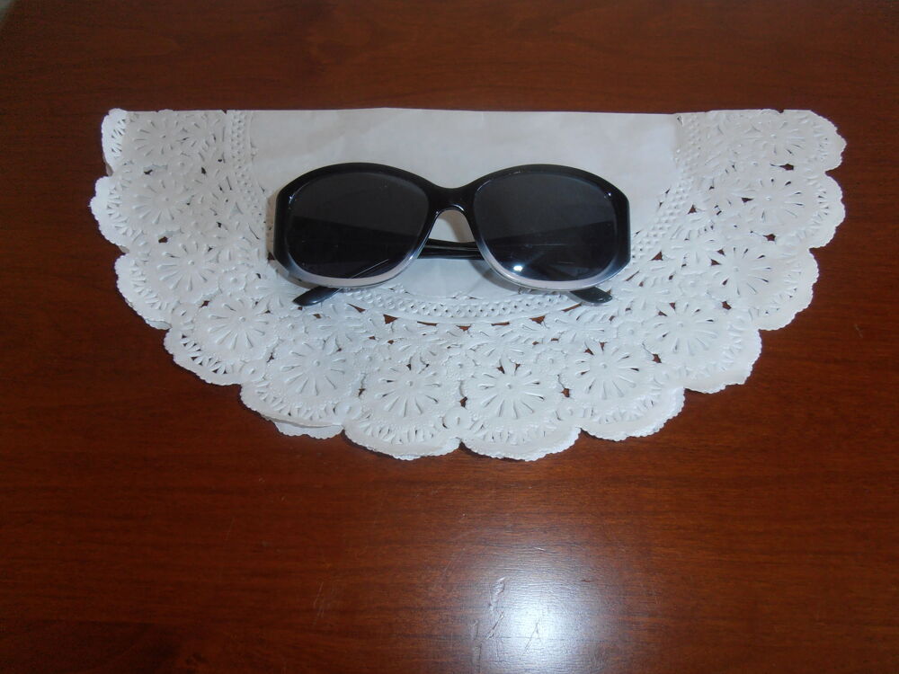 Lunettes solaires noires et grises (27) Bijoux et montres