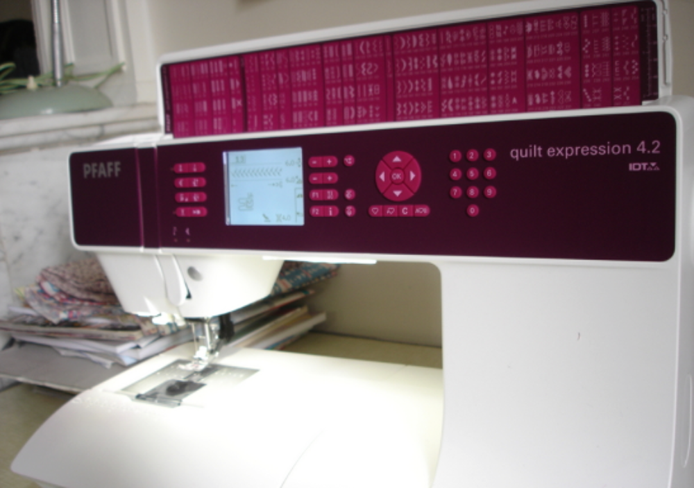 Machine &agrave; coudre &eacute;lectronique PFAFF Quilt Expression 4.2 Electroménager