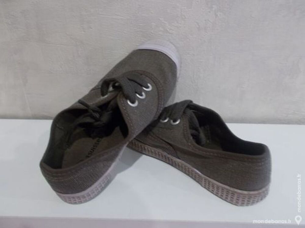 TENNIS NEUVE EN TOILE COULEUR TAUPE POINTURE 29 Chaussures