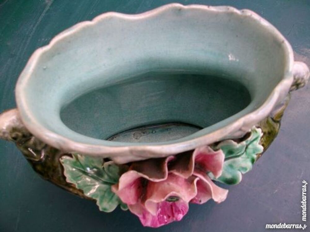 ancienne jardini&eacute;re en barbotine Décoration