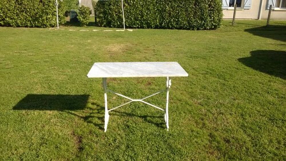 table bis trot plus deux chaises Meubles