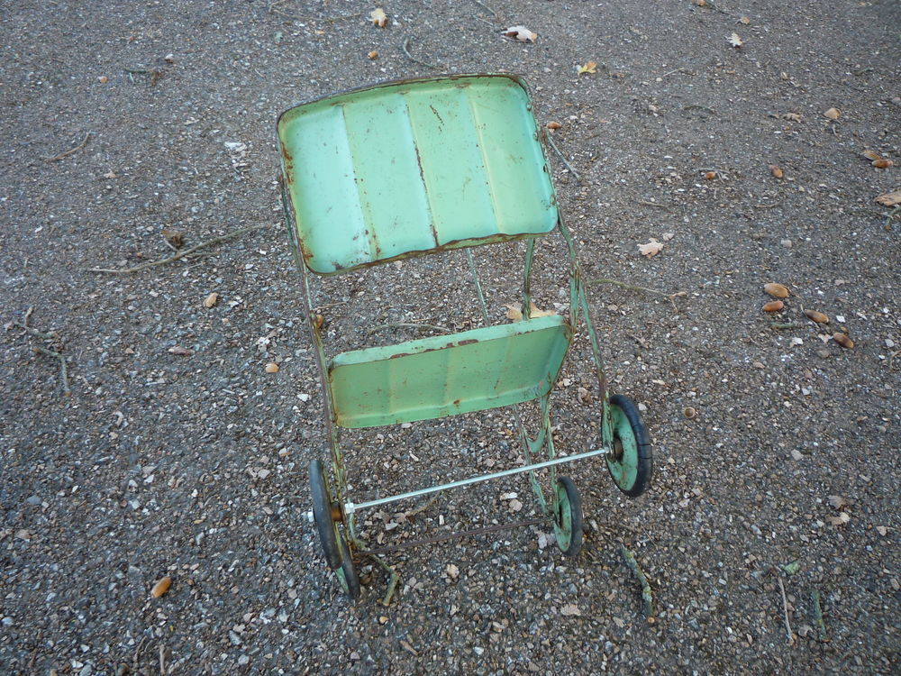 Poussette ancienne en tole de poup&eacute;e,poupon/jouet Jeux / jouets