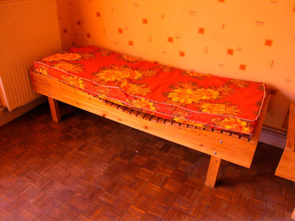 4 lits de repos ergonomiques en bois vernis. Meubles