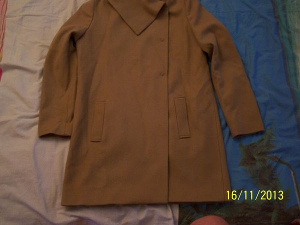 VESTE OU PETIT MANTEAU BENETTON NEUF TAILLE 44 Vêtements