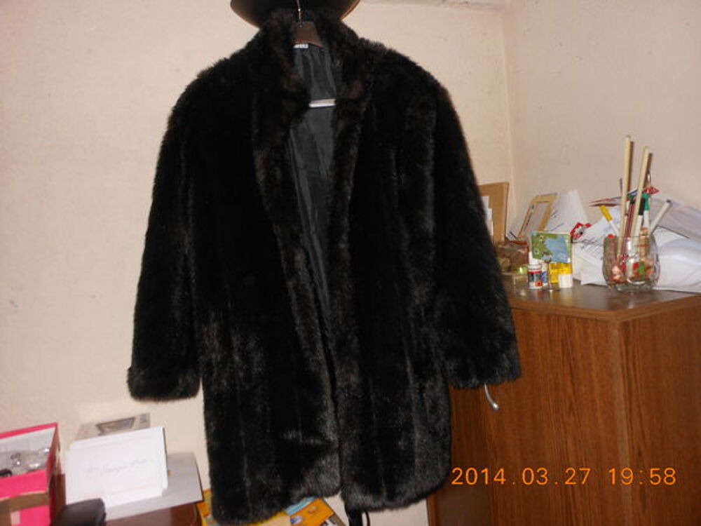 MANTEAU FOURRURE ETAT NEUF T 44 Vêtements